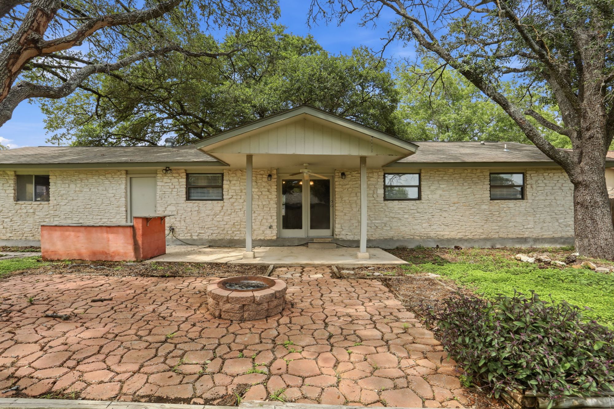 Cul de Sac Home with Oversized Backyard, BBQ Pit, and Fire Pit in Randolph Valley Near Randolph AFB