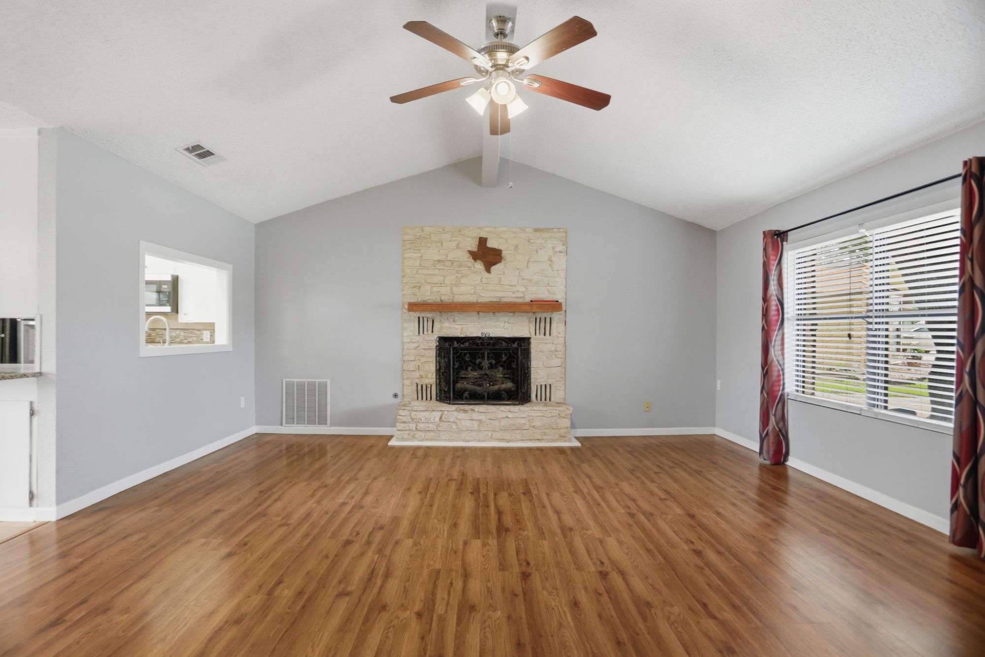 Cul de Sac Home with Oversized Backyard, BBQ Pit, and Fire Pit in Randolph Valley Near Randolph AFB