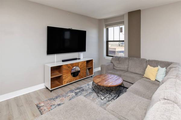 400 Walnut Street #901, Des Moines, IA 50309