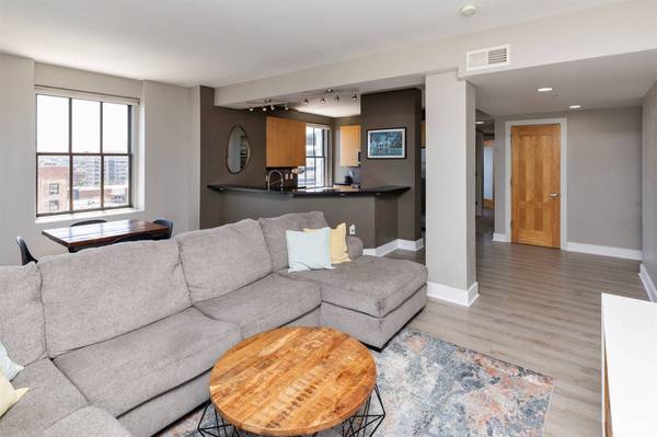 400 Walnut Street #901, Des Moines, IA 50309