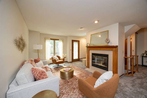 6826 Oakwood Drive, Urbandale, IA 50322