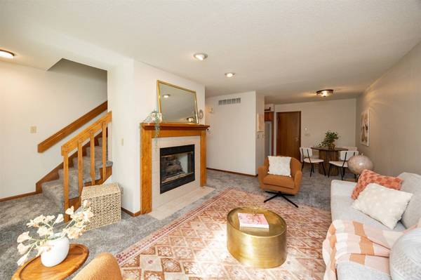 6826 Oakwood Drive, Urbandale, IA 50322