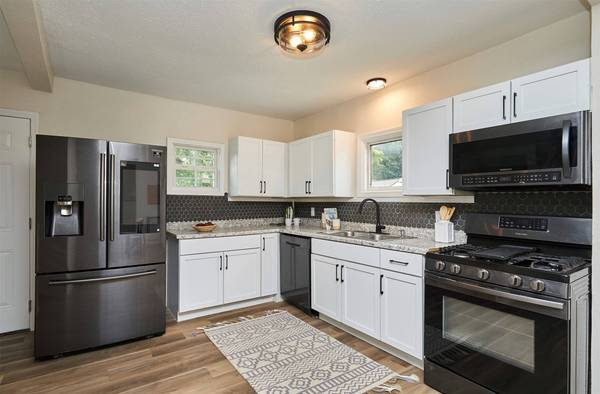 2416 E 38th Court, Des Moines, IA 50317