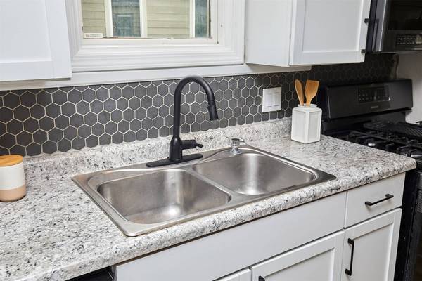 2416 E 38th Court, Des Moines, IA 50317