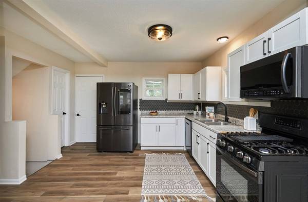 2416 E 38th Court, Des Moines, IA 50317