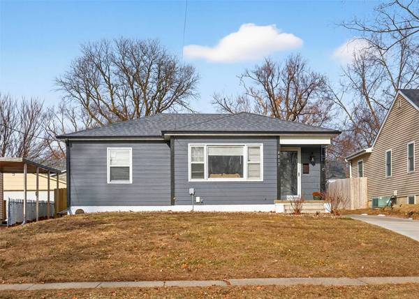 6017 Crown Lane, Des Moines, IA 50311