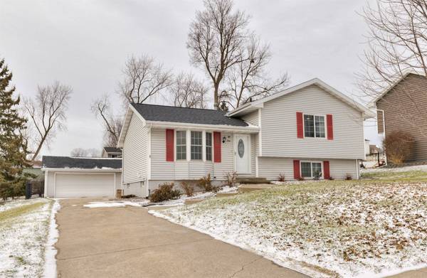 390 Becky Lynn Boulevard, Pleasant Hill, IA 50327