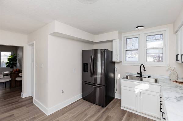 2944 Dean Avenue, Des Moines, IA 50317