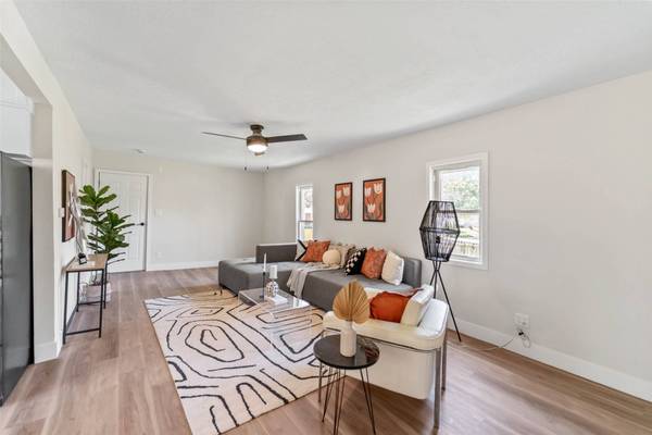 320 E Gray Street, Des Moines, IA 50315