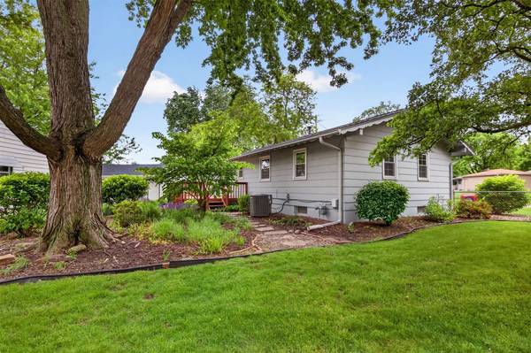 5011 Lower Beaver Road, Des Moines, IA 50310
