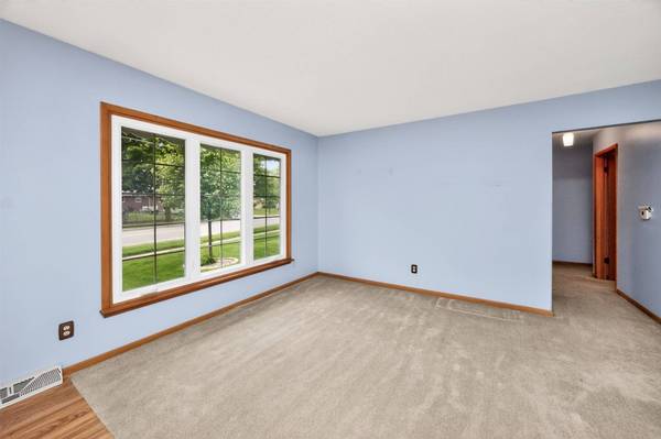 5011 Lower Beaver Road, Des Moines, IA 50310