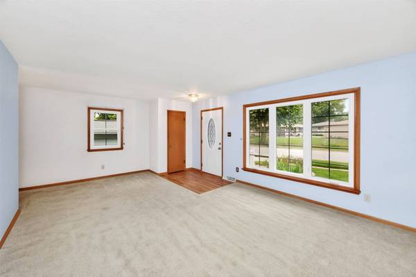 5011 Lower Beaver Road, Des Moines, IA 50310