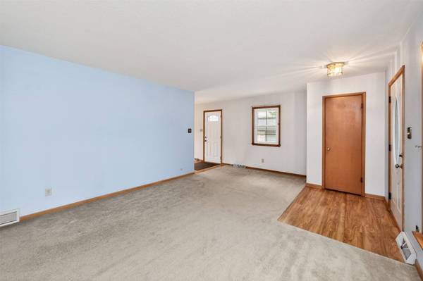 5011 Lower Beaver Road, Des Moines, IA 50310