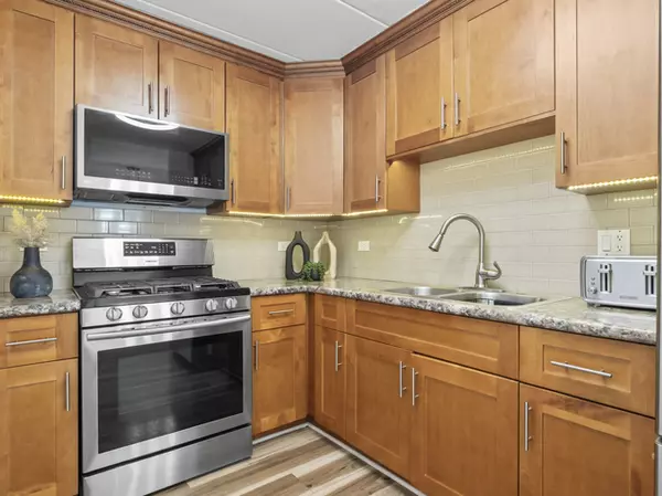 2521 N Thacher Ave #2i, 