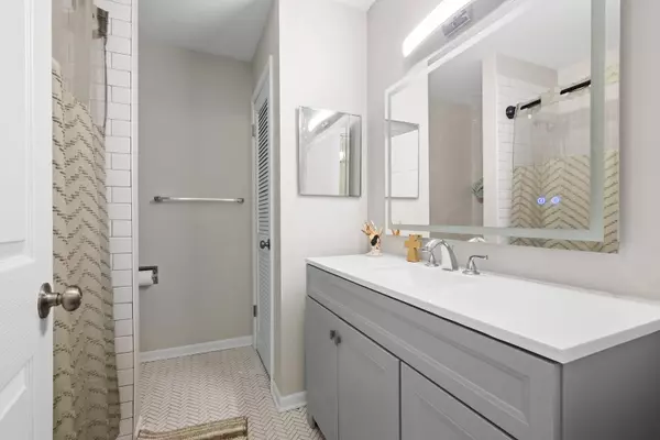 921 La Grange RD, La Grange, IL 60525