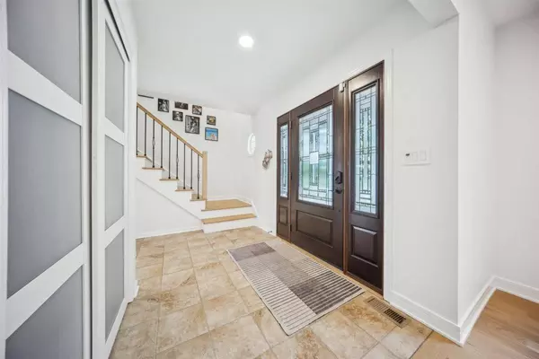 9013 Charing Cross RD, Woodridge, IL 60517