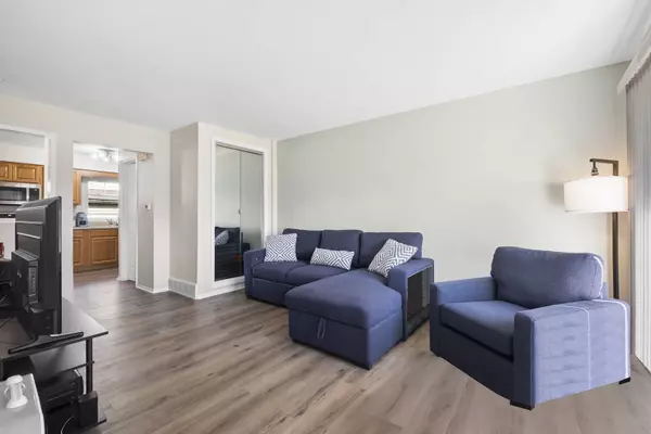 921 La Grange RD, La Grange, IL 60525