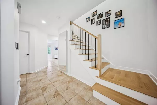 9013 Charing Cross RD, Woodridge, IL 60517