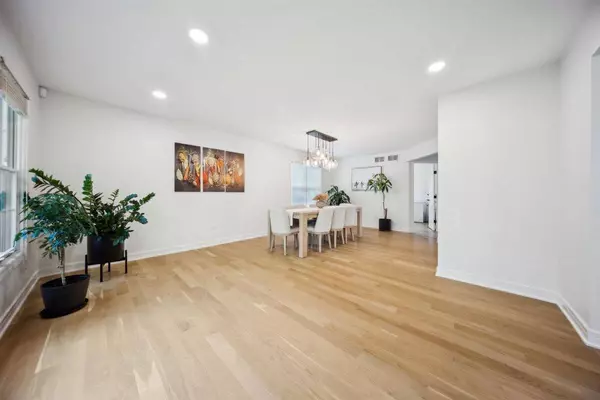 9013 Charing Cross RD, Woodridge, IL 60517