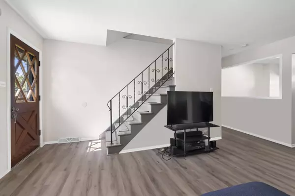 921 La Grange RD, La Grange, IL 60525