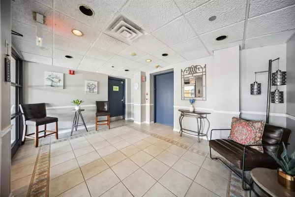 7414 W Irving Park RD #206, Norridge, IL 60706