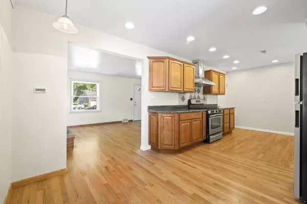 818 Margret ST, Des Plaines, IL 60016