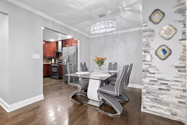 5450 Astor LN #216, Rolling Meadows, IL 60008