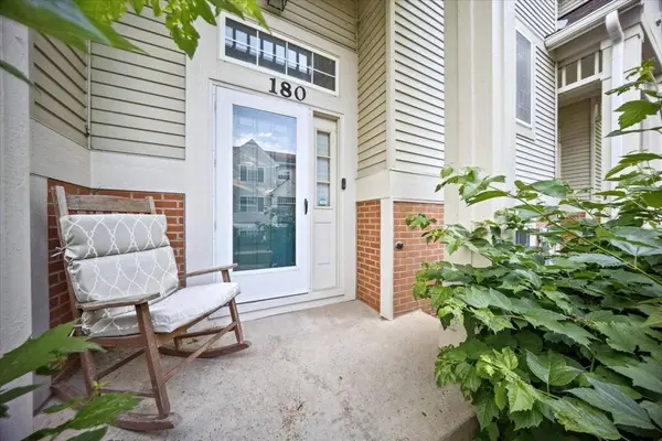 180 New Haven Drive, Cary, IL 60013