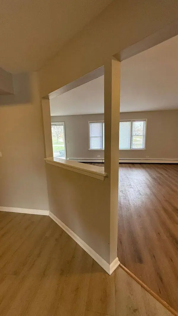 1119 E Algonquin Road #2, Arlington Heights, IL 60005