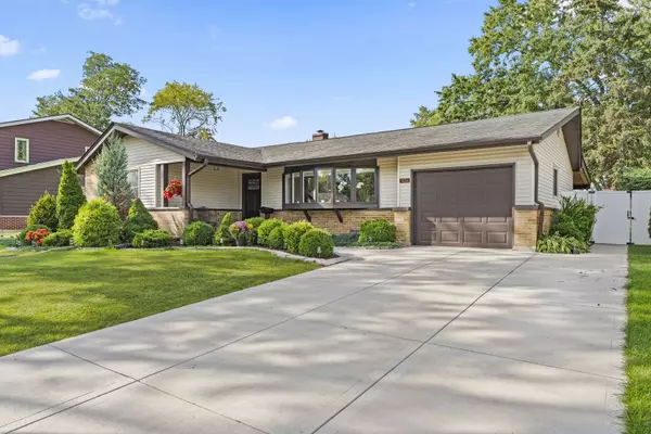 926 Wilshire Avenue, Elk Grove Village, IL 60007