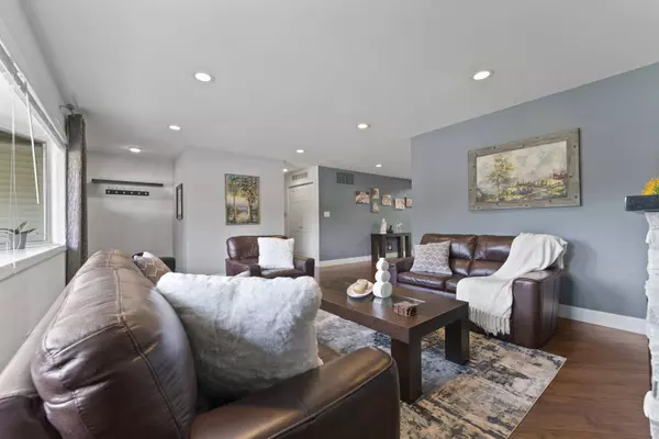 926 Wilshire Avenue, Elk Grove Village, IL 60007