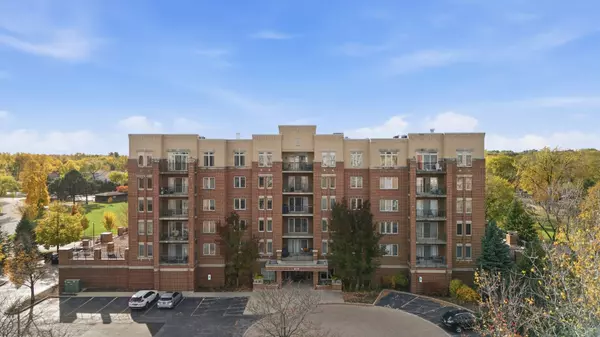 615 Perrie Drive #605, Elk Grove Village, IL 60007