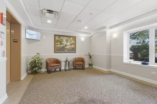 615 Perrie Drive #605, Elk Grove Village, IL 60007