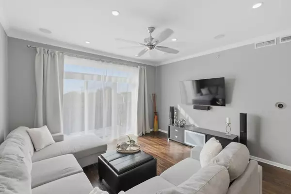 615 Perrie Drive #605, Elk Grove Village, IL 60007