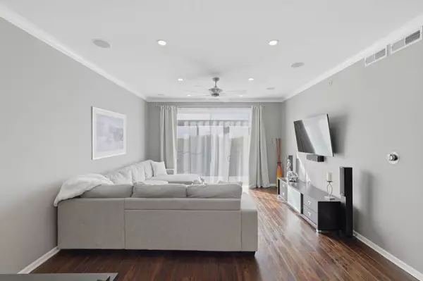 615 Perrie Drive #605, Elk Grove Village, IL 60007