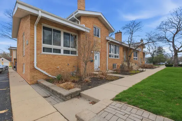 1525 N Arlington Heights Road #D, Arlington Heights, IL 60004