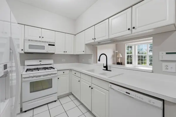 402 Arboretum DR #78, Lombard, IL 60148