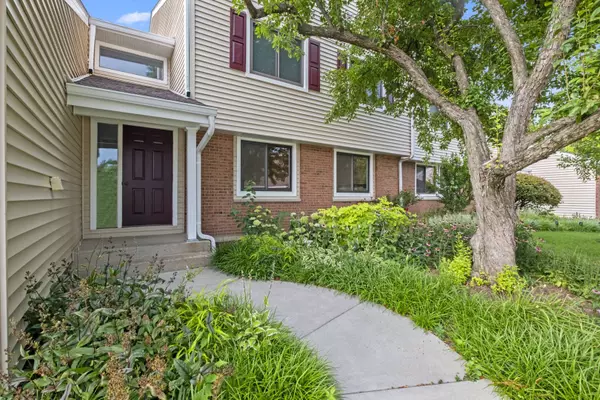 112 Autumn Court #112, Buffalo Grove, IL 60089