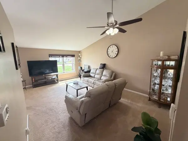 1219 Huntington DR, Mundelein, IL 60060