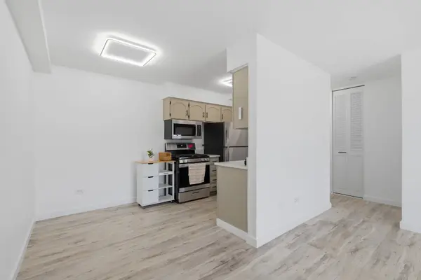 1500 Robin CIR #112, Hoffman Estates, IL 60169