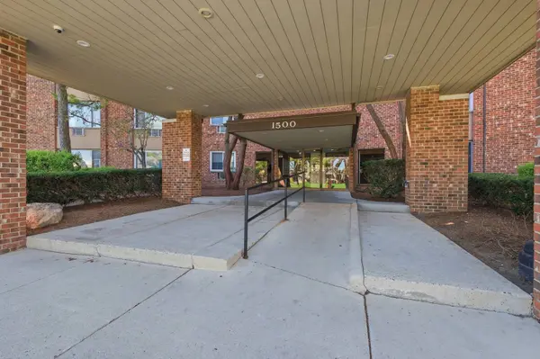 1500 Robin CIR #112, Hoffman Estates, IL 60169