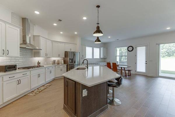 6996 River Rock DR, Flowery Branch, GA 30542