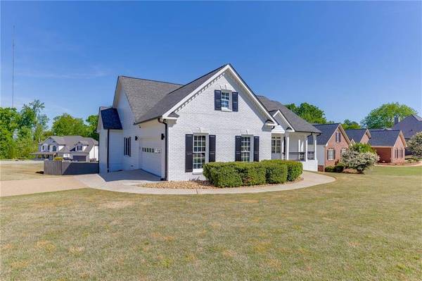 5821 Chalet WAY, Hoschton, GA 30548
