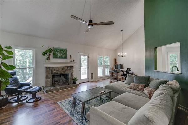 6447 Ivy Springs DR, Flowery Branch, GA 30542