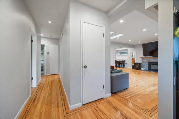 3007 Noel DR, Burnaby, BC V3J 1J4