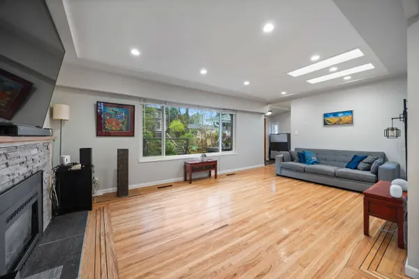 3007 Noel DR, Burnaby, BC V3J 1J4