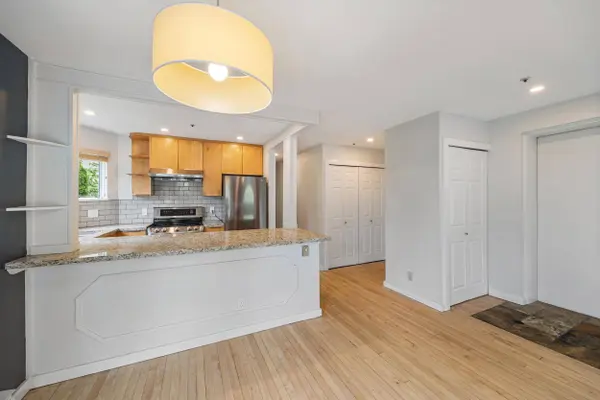 1868 W 8th AVE #201, Vancouver, BC V6J 5G3