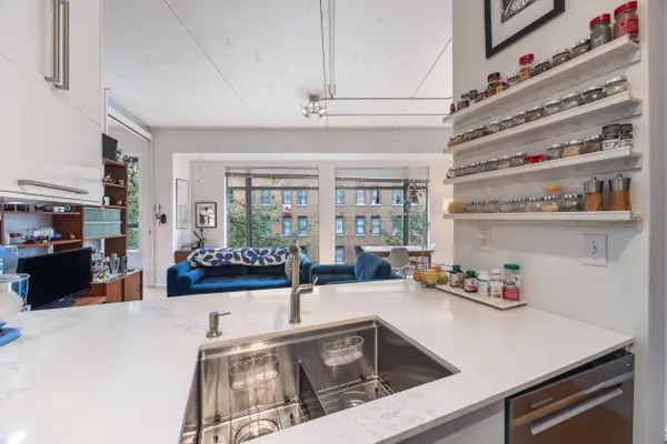28 Powell ST #301, Vancouver, BC V6A 1E7