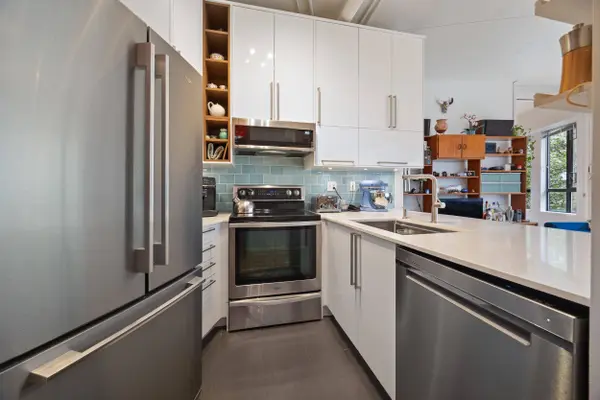 28 Powell ST #301, Vancouver, BC V6A 1E7