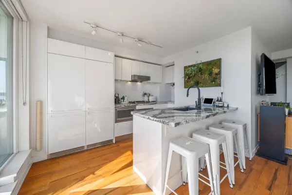 188 Keefer ST #PH9, Vancouver, BC V6A 0E3